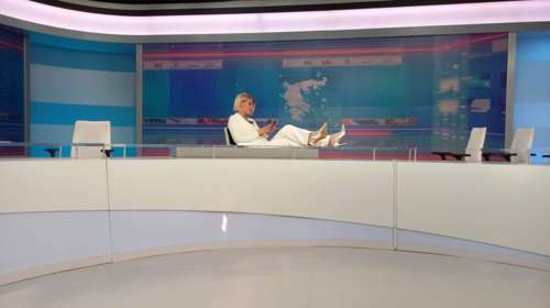 Σία Κοσιώνη: Η στιγμή που χαλαρώνει στο πλατό μετά από 8,5 ώρες ζωντανής εκπομπής την εκλογική βραδιά