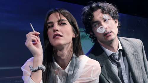 &quot;Anna-X&quot;: Η απίστευτη κι όμως αληθινή ιστορία της Άννα Σορόκιν που ξεγέλασε την ελίτ της Νέας Υόρκης έγινε μια συναρπαστική παράσταση με τους Αναστασία Παντούση και Γιώργο Νούση