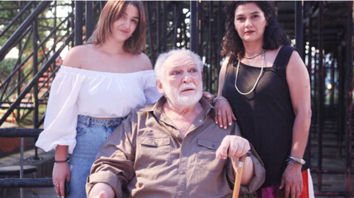 Κώστας Καζάκος: Η σπάνια φωτογραφία του 86χρονου ηθοποιού με τη Τζένη Κόλλια και την 19χρονη κόρη τους