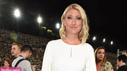 Η Σία Κοσιώνη μαυρισμένη στη θάλασσα - Η φωτογραφία με το καπέλο της