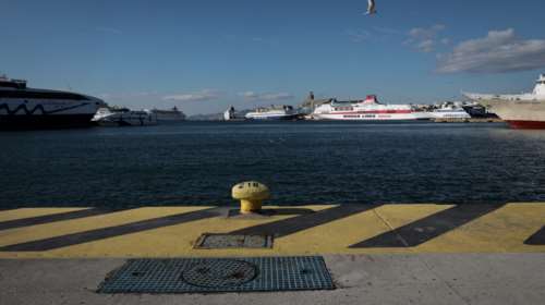 Συναγερμός στον Πειραιά: Αυτοκίνητο έπεσε στο λιμάνι - Απεγκλωβίστηκε ο οδηγός