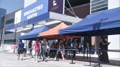 Μετά από μήνες σχηματίζονται ξανά ουρές σε εμβολιαστικά κέντρα