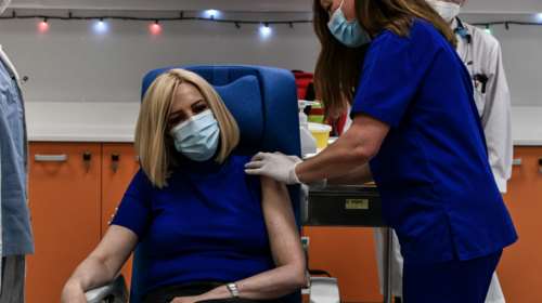 Κορονοϊός: Εμβολιάστηκε και η Φώφη Γεννηματά- &quot;Με το εμβόλιο η ελπίδα επιστρέφει&quot;