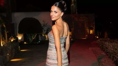 Αλεξάνδρα Νίκα: Το βραδινό look με mini μαύρο φόρεμα με δαντέλα σε χριστουγεννιάτικο δείπνο