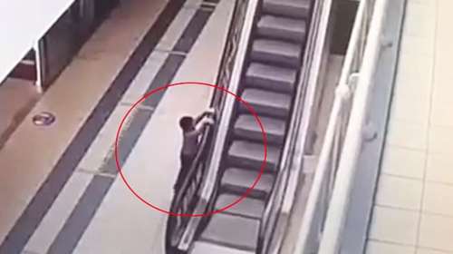 Τρομακτικό ατύχημα σε κυλιόμενη σκάλα εμπορικού κέντρου στη Ρωσία -  Παιδάκι έπεσε από τα 6 μέτρα [βίντεο]