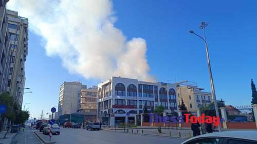 Μεγάλη πυρκαγιά σε νυχτερινό κέντρο στα Λαδάδικα στη Θεσσαλονίκη: Αποκλείστηκε η γύρω περιοχή