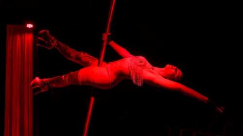 &quot;Η λέξη πρόοδος στο στόμα της μητέρας μου ηχούσε πολύ φάλτσα&quot; - Η παράσταση που σάρωσε επιστρέφει