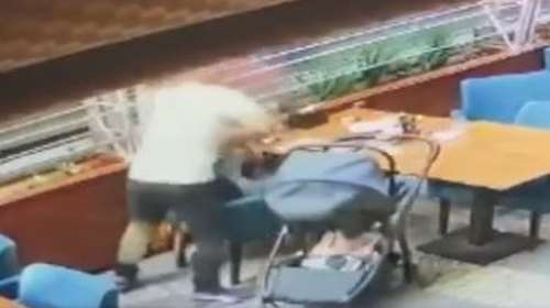 Τουρκία: Τρόμος για μητέρα σε καφετέρια - Της επιτέθηκε με σπασμένο ποτήρι ο πρώην σύζυγος, μπροστά στο μωρό τους [Βίντεο]