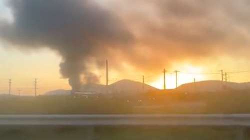 Συναγερμός στην Πυροσβεστική: Μεγάλη φωτιά σε αποθήκη με ζωοτροφές στο Κορωπί [Βίντεο]