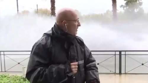 Γιώργος Τσελίκας: Η στιγμή που αυτοκίνητο σηκώνει "τσουνάμι" και τον κάνει λούτσα – "Νομίζουν ότι είναι με σκάφος"