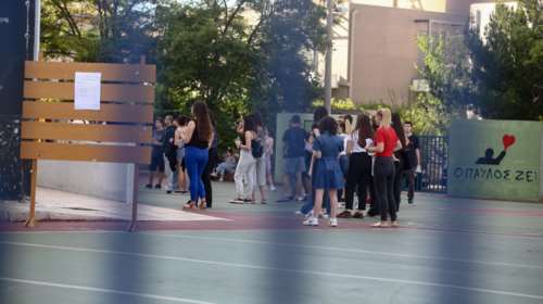 Απίστευτο: Μαθήτρια Λυκείου στην Πάτρα πήγε με μαχαίρι-σιδερογροθιά στο σχολείο της- &quot;Το έχω για λόγους ασφαλείας&quot;