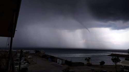 Κύμα κακοκαιρίας σε όλη τη χώρα: Εντυπωσιακοί υδροσίφωνες εμφανίστηκαν σε Χαλκιδική και Εύβοια [Βίντεο]