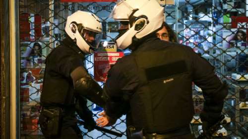 Επεισόδια έξω από γήπεδο του Ρέντη με 80 άτομα να πετούν πέτρες σε αστυνομικούς