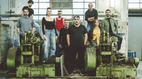 Ο Βασίλης Μπισμπίκης επιστρέφει στο θέατρο ως σύγχρονος ήρωας του Σαίξπηρ