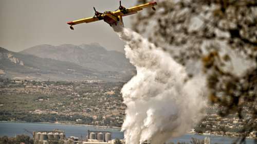 Αποκαρδιωτική εικόνα από την πυρκαγιά που μαίνεται στην περιοχή του Λουτρακίου [Βίντεο]