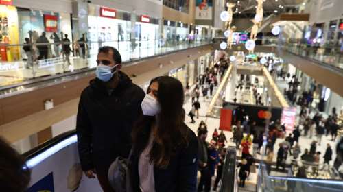 "Καλπάζουν" οι ιώσεις - Μαγιορκίνης: "Κανένα ενδεχόμενο οριζόντιων μέτρων για τις αναπνευστικές λοιμώξεις"