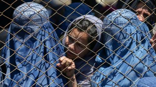 Αφγανιστάν: Οι Ταλιμπάν καλύπτουν ακόμα και διαφημιστικές εικόνες των γυναικών στους δρόμους