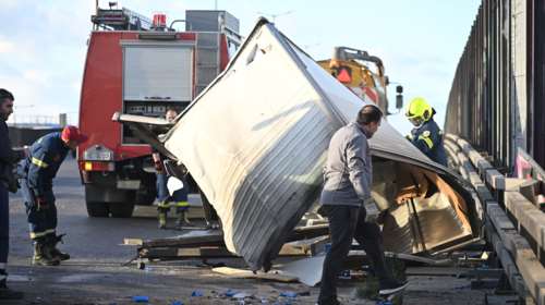 Νεκρός ο ένας οδηγός από τη σύγκρουση φορτηγών στον Κηφισό - Πολύωρο χάος με μποτιλιάρισμα χιλιομέτρων
