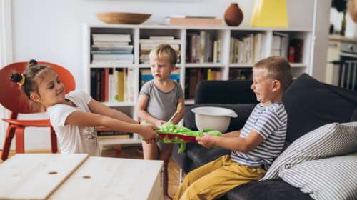 Γιατί το 96% των γονιών διαχειρίζεται τους τσακωμούς των παιδιών τους με λανθασμένο τρόπο;