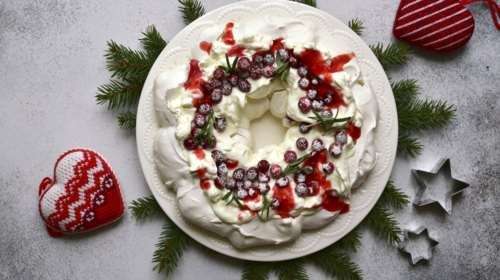 Το πιο αρχοντικό γλυκό των Χριστουγέννων: Γιορτινή πάβλοβα με ρόδια, σαν αφρός