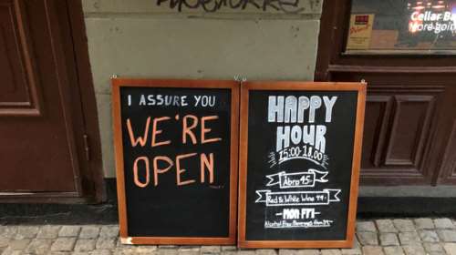 Κορονοϊός: Υπό αμφισβήτηση η στρατηγική της Σουηδίας - &quot;Καταιγίδα&quot; κρουσμάτων στη Στοκχόλμη