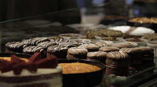 Θεσσαλονίκη: "Γυαλιά καρφιά" σε ζαχαροπλαστείο για μία… τούρτα