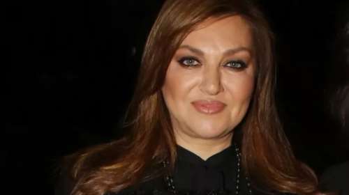 Καίτη Γαρμπή: Με hoodie απολαμβάνει τον καφέ της στην αγαπημένη γωνιά του σπιτιού της