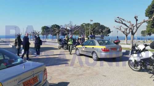 Η αστυνομία βγαίνει στο δρόμο και ζητά από κόσμο που κάνει βόλτες να μείνει σπίτι [εικόνες - βίντεο]