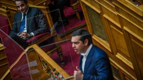 Σύγκρουση Μητσοτάκη - Τσίπρα στη Βουλή για οικονομία και κορονοϊό