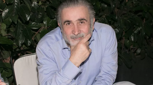 Ο Λάκης Λαζόπουλος ποζάρει αγκαλιά με την κούκλα κόρη της Πάολα, Παολίνα