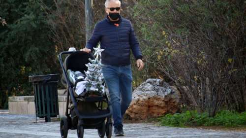 Απίθανος Χάρης Χριστόπουλος: Εβαλε χριστουγεννιάτικο δεντράκι στο καροτσάκι του μωρού του