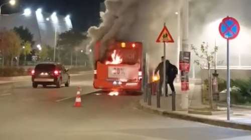 Θεσσαλονίκη: Στις φλόγες λεωφορείο του ΟΑΣΘ [βίντεο]