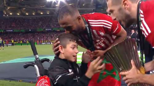 Ολυμπιακός: Η στιγμή της απονομής  στην Opap Arena - O Φορτούνης έδωσε στον μικρό Γιαννάκη το τρόπαιο του Conference League