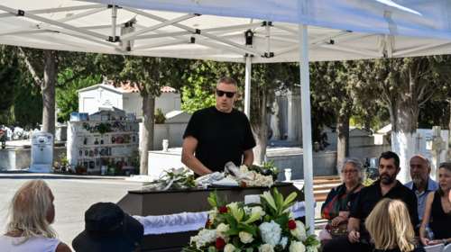 Το τελευταίο &quot;αντίο&quot; στον ηθοποιό Θανάση Νάκο: Συγκίνηση στην πολιτική κηδεία - Παρούσα η Αλέκα Παπαρήγα [εικόνες]