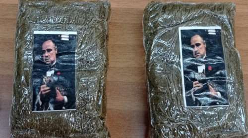 Είχαν τυλίξει ναρκωτικά με αφίσες του &quot;Νονού&quot; - Τους έπιασαν στην Αργυρούπολη και το Ελληνικό