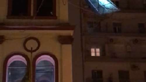 Κακοκαιρία στη Θεσσαλονίκη: Ξηλώθηκε στέγαστρο από τον άνεμο και έπεσε πάνω σε ναό [εικόνες - βίντεο]