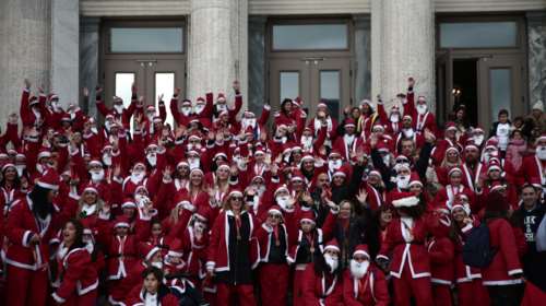 4ο Santa Run: Γέμισε Αγιοβασίλιδες ο Πειραιάς, στη μάχη κατά του καρκίνου