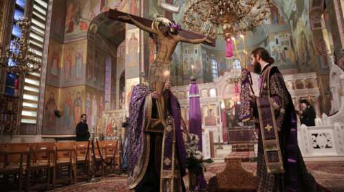 &quot;Σήμερον κρεμάται επί ξύλου&quot;: Μόνον ιερείς οι εκκλησίες