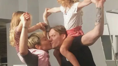 Πηνελόπη Αναστασοπούλου - Φώτης Μπενάρντo: Δείχνουν το χριστουγεννιάτικο δέντρο που στόλισαν με τις κόρες τους [εικόνες]