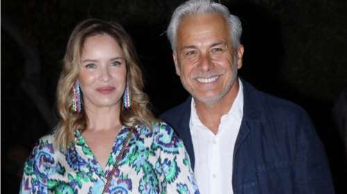 Χριστουγεννιάτικο πάρκο το σαλόνι του Χάρη Χριστόπουλου -  Η Ανίτα Μπραντ στόλισε έξι έλατα [εικόνες]