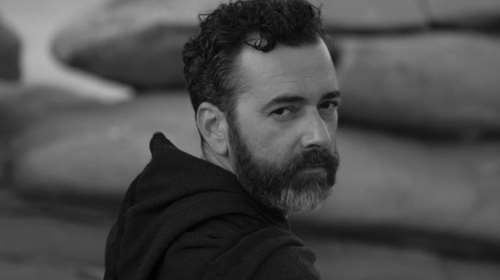 Αγνώριστος ο Άγγελος Μπράτης – Αποχωρίστηκε το μούσι του