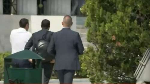 Αλέξης Τσίπρας: Η στιγμή που μπαίνει από την πίσω πόρτα της Βουλής για την ορκωμοσία για να αποφύγει τις κάμερες