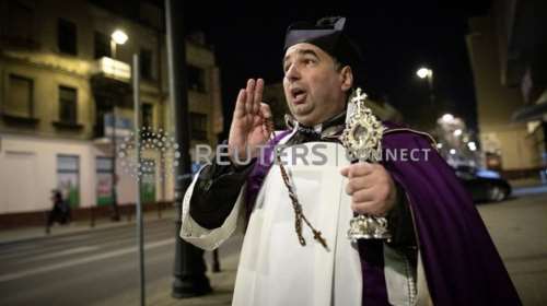 Κορονοϊός - Πολωνία: Ο παπάς της ενορίας προσεύχεται μαζί με τους πιστούς door to door