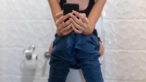 Παίρνεις το κινητό στην τουαλέτα; O κίνδυνος που διατρέχεις χωρίς να το ξέρεις!