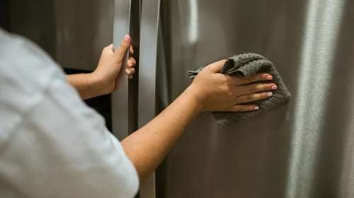 Ψυγείο που λάμπει: Πώς να το καθαρίσεις σωστά χωρίς κόπο