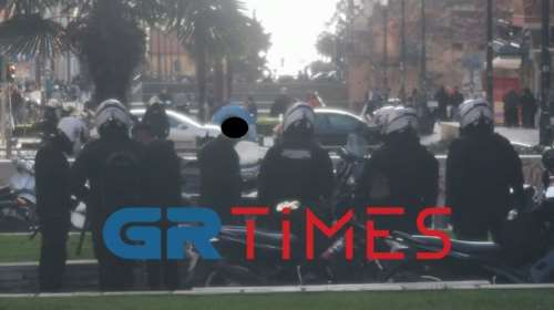 Θεσσαλονίκη: Προσαγωγές δέκα αλληλέγγυων στον Δημήτρη Κουφοντίνα - Έκαναν συγκέντρωση με συνθήματα και πανό έξω από την ΕΡΤ3