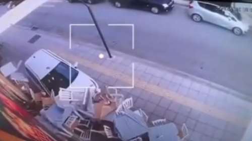 Τρελή πορεία ΙΧ στο Αγρίνιο: Βγήκε από τον δρόμο και πήρε παραμάζωμα τραπεζοκαθίσματα [βίντεο]