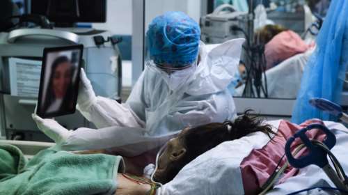 Κορονοϊός: Συγκλονιστική εικόνα σε ΜΕΘ - Νοσηλεύτρια κρατάει τάμπλετ για να μιλήσει ασθενής με συγγενή της