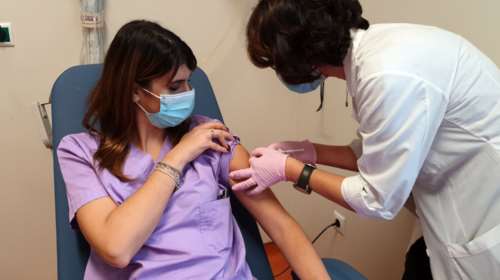 Καθηγητής Μανωλόπουλος: Όσοι κάνουν το εμβόλιο σήμερα, σε τρεις εβδομάδες δεν θα νοσηλευθούν σε ΜΕΘ ή θα πεθάνουν