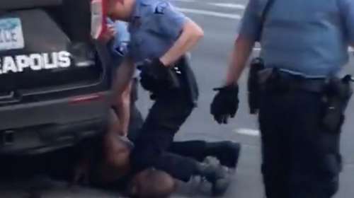 Δολοφονία Φλόιντ: Νέα στοιχεία στο φως - Φώναξε 20 φορές &quot;δεν μπορώ να ανασάνω&quot; και ο αστυνομικός τον κορόιδευε